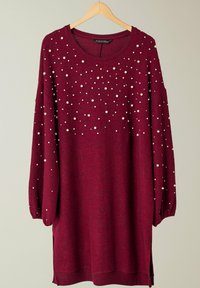 Pull bordeaux à col rond et manches longues, doté d'un tricot texturé et d'ornementations en forme de perles dispersées.