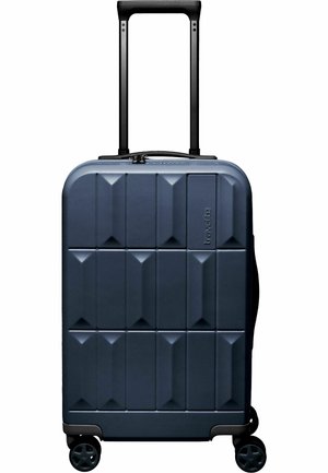 Hard-shell donkerblauwe handbagagekoffer met uitschuifbare handgreep en vier zwenkwielen, met een textuur van vierkante panelen.