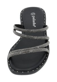 Sort sandal med tre glitrende stropper udsmykket med sten. Glat sål med cirkulære nitter langs kanten. Størrelse 37.