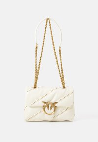 Sac à main en cuir blanc avec des coutures diagonales, des accents en clous dorés et un fermoir avec un motif d'oiseau doré. Dispose de deux anses en chaîne métallique.