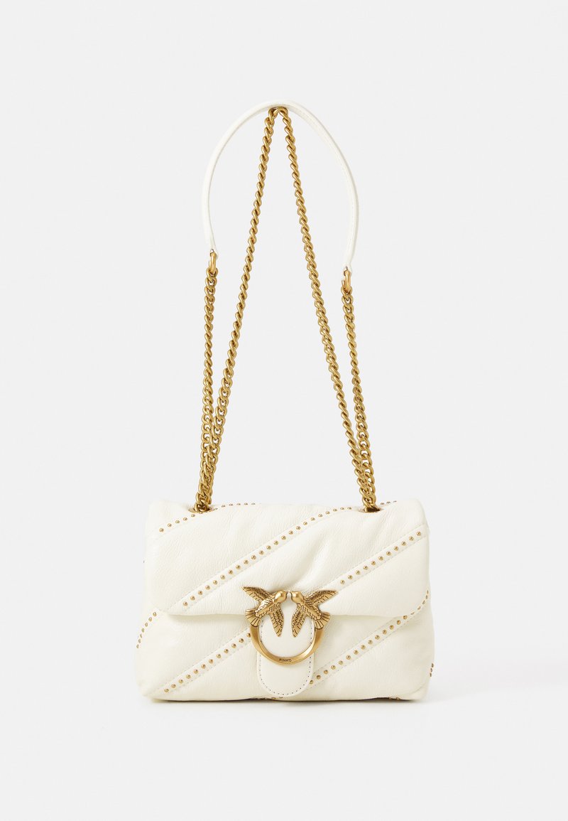 Bolsa de couro branca com costura diagonal, detalhes em tachas douradas e fecho com motivo de pássaro dourado. Apresenta alças duplas em corrente de metal.