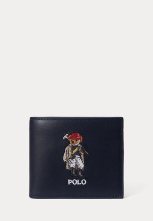 Granatowy skórzany portfel z wyhaftowanym niedźwiedziem w stroju polo trzymającym kij do polo, poniżej wyszyte słowo "POLO".