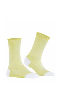 Gelbe Socken im Fischgrätmuster mit weißen Akzenten an den Zehen und Bündchen, aus einem weichen, strukturierten Stoff gefertigt.