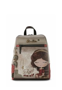 Beiger Rucksack aus Kunstleder mit einer Charakterillustration und dem Text "KENNE DICH SELBST." Verfügt über eine Vordertasche mit Reißverschluss und dekorative Anhänger.