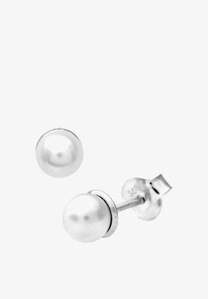 Orecchini a perno con perle bianche e montatura in metallo argento. Le perle sono lisce e rotonde, con una finitura lucida.