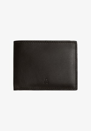 Cartera negra de piel tipo bifold con costuras visibles y pequeño logo en relieve de calavera centrado cerca del borde inferior.