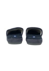 Pantofole in pelle scamosciata nera con una morbida fodera testurizzata e retro aperto. La suola è piatta e in gomma, offrendo comfort e un design facile da indossare.