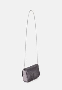 Clutch bag metallico viola con una finitura testurizzata. Presenta una tracolla a catena e una chiusura a patta. Design rettangolare compatto.