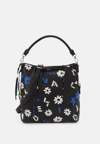 Schwarze Tasche mit einem blumigen Muster in Weiß und Blau, aus glattem Material und in strukturierter Form. Mit abnehmbarem Schultergurt.