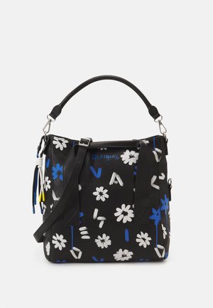 Schwarze Tasche mit einem blumigen Muster in Weiß und Blau, aus glattem Material und in strukturierter Form. Mit abnehmbarem Schultergurt.