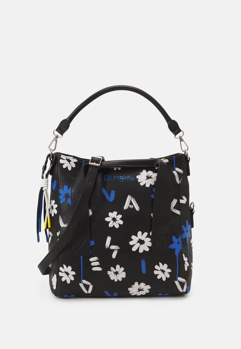 Schwarze Tasche mit einem blumigen Muster in Weiß und Blau, aus glattem Material und in strukturierter Form. Mit abnehmbarem Schultergurt.