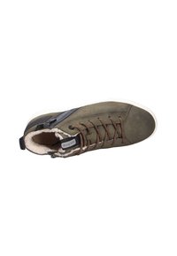 Scarpa alta in suede verde con lacci arancioni, suola bianca e fodera in pelliccia. Presenta una zip sul lato e un accento nero vicino al tallone.