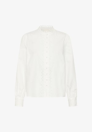 Chemise blanche à manches longues en coton avec un col montant, ornée d'une bordure en dentelle décorative et d'une patte de boutonnage sur le devant.