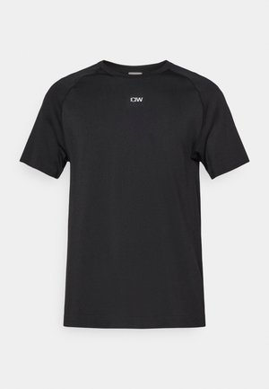 T-shirt nera a maniche corte realizzata in tessuto liscio e leggero. Presenta una scollatura rotonda e un piccolo logo bianco sul petto.