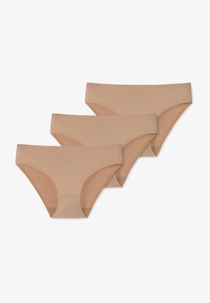 Drei Paare Damen-Bikini-Unterwäsche in Nude-Farbe. Hergestellt aus glattem Stoff mit nahtlosem Design und ohne sichtbare Beschläge.