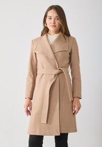 Cappotto avvolgente in misto lana beige con grandi rever, cintura in vita, maniche lunghe e una texture liscia. Design semplice con hardware minimale.