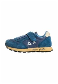 Scarpa da corsa blu con una fascia in velcro, materiali in suede e pelle, logo triangolare, suola color nocciola e la scritta "Corri più veloce" stampata sul lato.