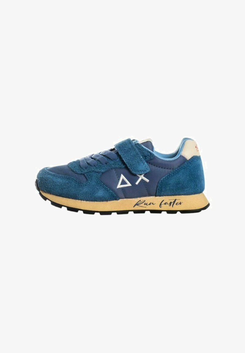 Scarpa da corsa blu con una fascia in velcro, materiali in suede e pelle, logo triangolare, suola color nocciola e la scritta "Corri più veloce" stampata sul lato.