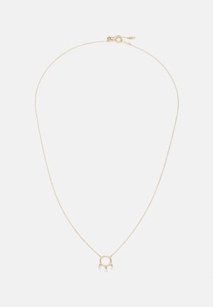 Collana dorata con una catena fine, caratterizzata da un pendente circolare decorato con tre piccole perle trasparenti. Design minimalista.