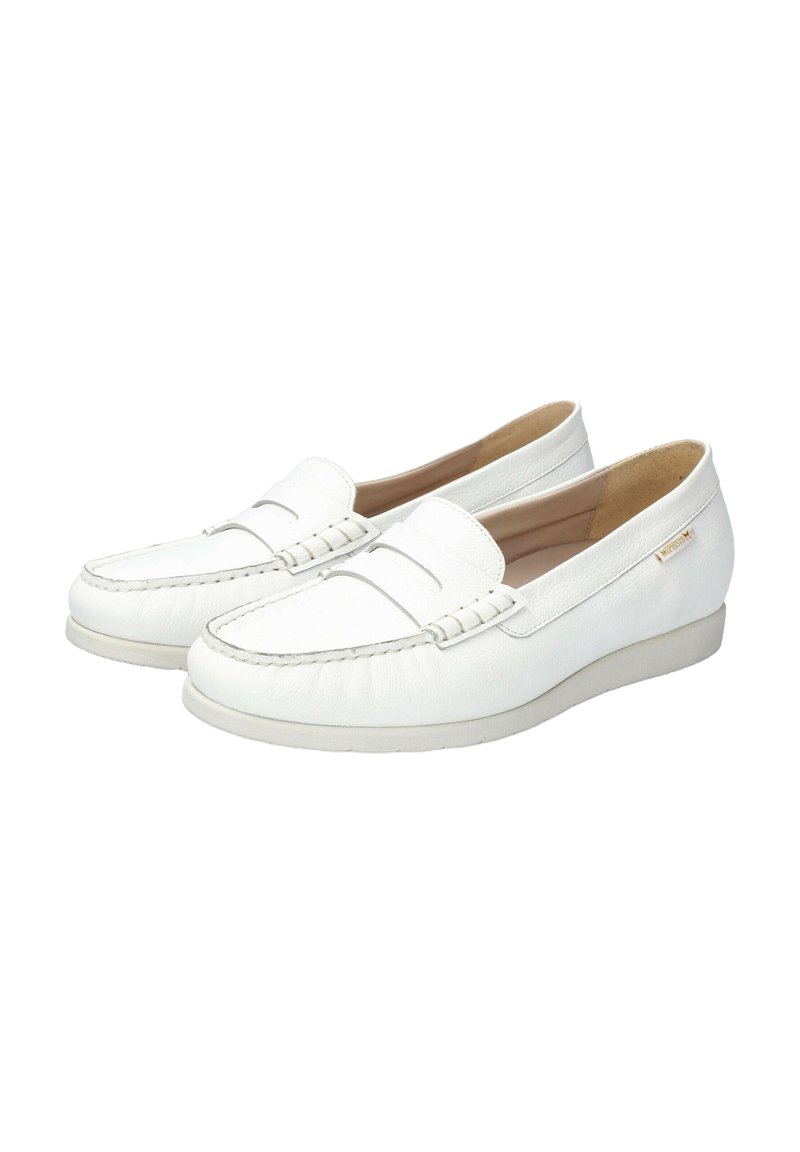 Mocassins en cuir blanc avec un design de type mocassin, présentant des accents cousus, une semelle en caoutchouc plate et une texture lisse.