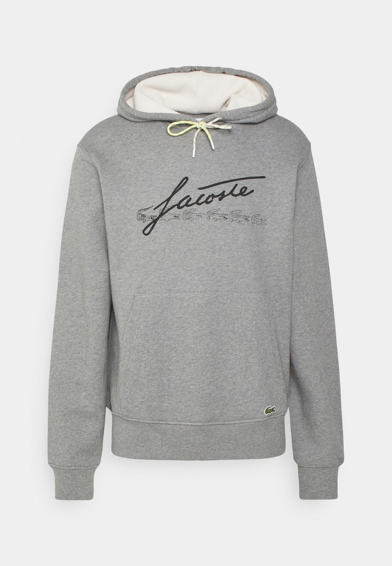 Sudadera gris, mezcla de algodón, con capucha ajustable con cordón, bolsillo canguro, texto de logo en negro y un pequeño emblema de cocodrilo verde.