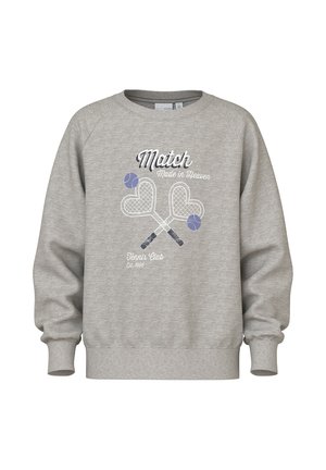 Grauer Pullover mit langen Ärmeln, mit einer Grafik von gekreuzten Tennisschlägern und Text. Der Stoff wirkt weich und strukturiert.