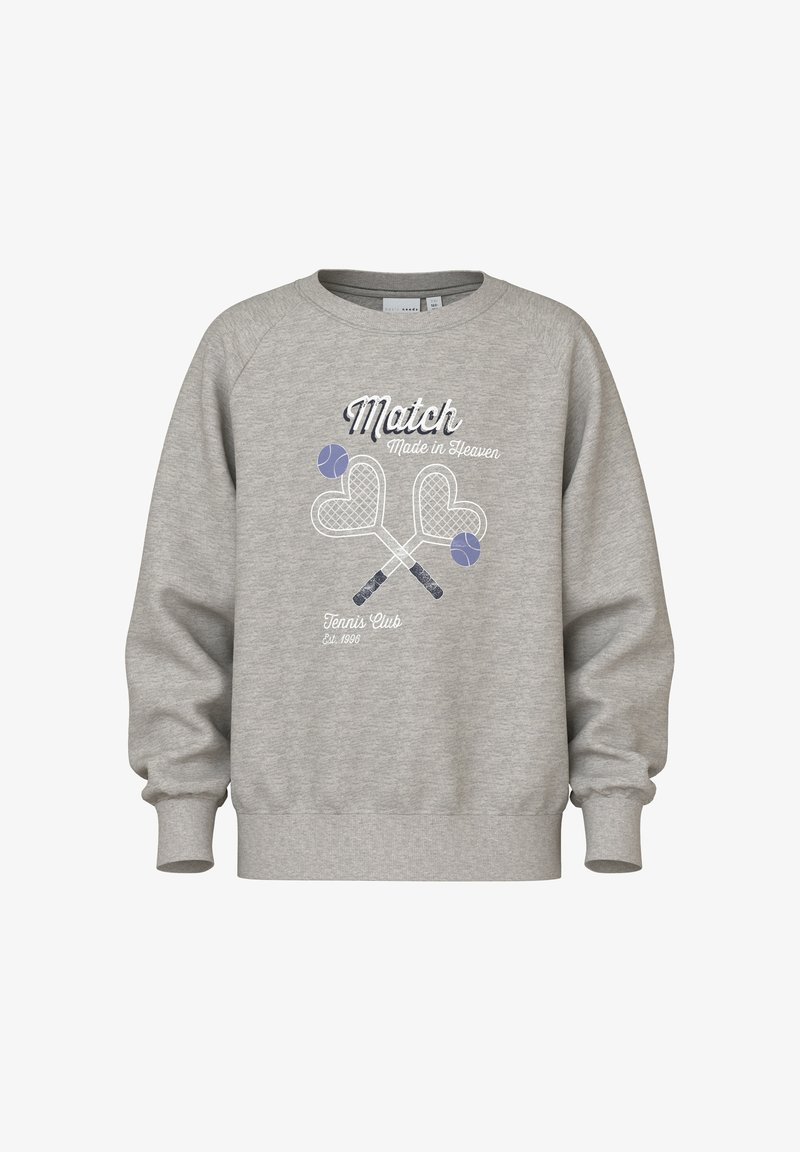 Grauer Pullover mit langen Ärmeln, mit einer Grafik von gekreuzten Tennisschlägern und Text. Der Stoff wirkt weich und strukturiert.