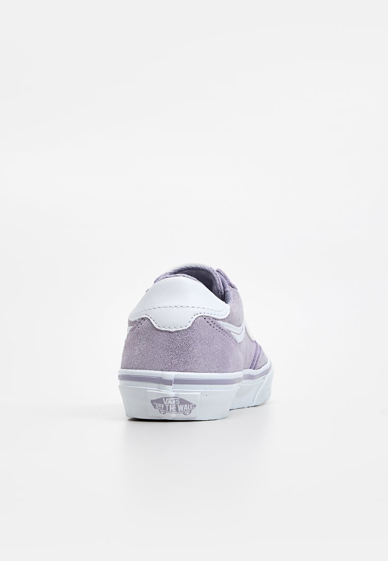 Baskets en suède violet avec des accents en caoutchouc blanc, design bas, col rembourré et logo Vans sur le talon. Semelle plate et texturée.
