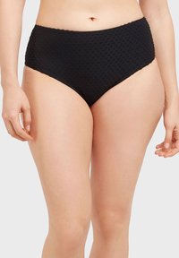 Černé bikiny s vysokým pasem, texturovan�ým tečkovaným vzorem, elastickým páskem a hladkým materiálem, navržené pro pohodlí a podporu.