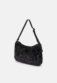 Μαύρη ψεύτικη γούνινη τσάντα ώμου με υφή στην επιφάνεια, ρυθμιζόμενος μαύρος ιμάντας και κλείσιμο με φερμουάρ. Λείο, ορθογώνιο σχήμα με πλούσια εμφάνιση.