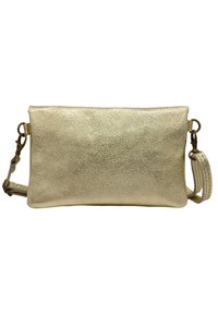 Pochette rectangulaire en métal doré, fabriquée en matériau texturé, dotée d'une bandoulière amovible et d'un design minimaliste sans quincaillerie visible.