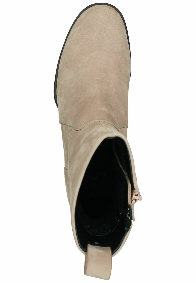 Beige Wildleder-Ankle-Boot mit abgerundetem Zehenbereich, niedrigem Absatz und strukturiertem Obermaterial. Verfügt über eine Zuglasche und einen seitlichen Reißverschluss für einfaches Anziehen.