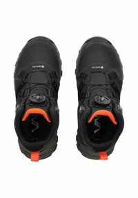 Scarpe da escursionismo nere con una parte superiore texturizzata, dotate di un sistema di allacciatura Boa e vivaci dettagli arancioni sul tallone e sulla linguetta. Suola robusta.