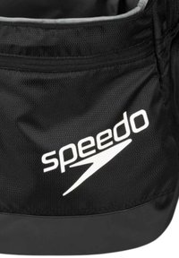 Borsa da nuoto in rete nera con una texture liscia, caratterizzata da un logo "speedo" bianco e un design aerodinamico per una facile sistemazione.