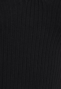 Tissu noir côtelé avec des rayures verticales, fabriqué en matériau flexible à surface texturée, adapté aux vêtements ajustés.