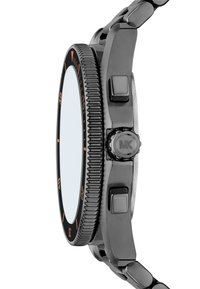 Reloj de acero inoxidable negro con caja redonda, acentos naranjas en el bisel y dos botones laterales; eslabones texturizados en la correa.