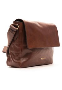 Borsa a tracolla in pelle marrone con pattina pieghevole, tracolla regolabile e logo in rilievo dorato. Presenta una texture liscia e lucida.