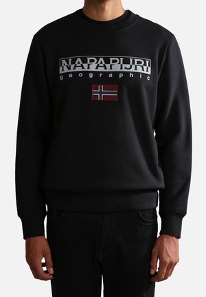 Sort sweatshirt med teksten "NAPAPIJRI geographic" og en lille norsk flag-patch placeret midt på brystet, båret af en stående person.