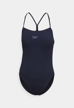 Costume intero blu navy con spalline sottili, caratterizzato da un collo a barchetta e logo Speedo in blu più chiaro sul petto. Texture liscia, design atletico.