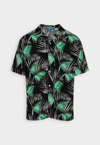 Kortärmad skjorta i svart tyg med ett mönster av gröna och vita palmblad, med knäppning fram och klassisk krage.