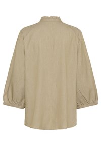Blouse beige avec un col volanté, des manches longues et amples, et un tissu lisse et léger. Texture unie et coupe décontractée.