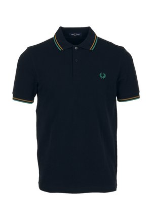 Schwarzes Polo-Shirt mit kurzen Ärmeln, grünen und gelben Streifen an Kragen und Ärmeln und einem kleinen grünen Lorbeer-Logo auf der Brust.