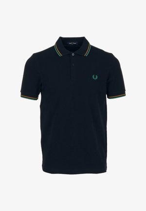 Polo noir à manches courtes avec des rayures vertes et jaunes sur le col et les manches et un petit logo de laurier vert sur la poitrine.