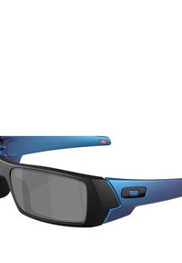 Occhiali da sole neri e blu con forma rettangolare, lenti oscurate e un dettaglio a forma di pulsante sulla tempia. Il materiale ha una texture liscia.