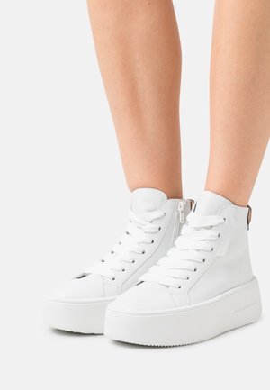 Bílé vysoké tenisky z hladké kůže s tlustou platformovou podrážkou, širokými tkaničkami a bočním zipem pro snadné nazouvání.