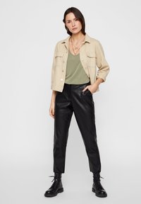 Pieces T-shirt básica - deep lichen green