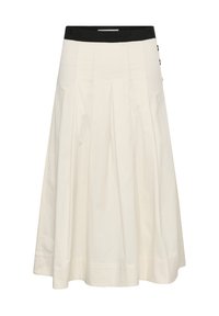 Jupe midi crème avec larges plis et ceinture noire contrastante avec détails de boutons sur les côtés.