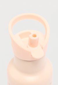 Πλαστικό μπουκάλι νερού με κρεμ σώμα και απαλό ροζ καπάκι με καπάκι που ανοίγει, διαθέτει στρογγυλή λαβή και μικρ ή καλαμωτή έξοδο για πόση.