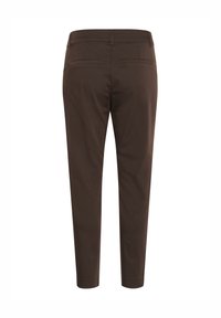 Pantaloni in cotone marrone con vestibilità slim, dotati di due tasche posteriori, dettagli cuciti e una texture liscia.