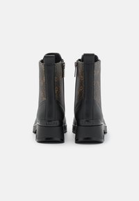 Černé kotníkové boty s texturovaným hnědým logem, se zipem na boku a robustním podpatkem. Hladké kožené detaily a decentní značení.